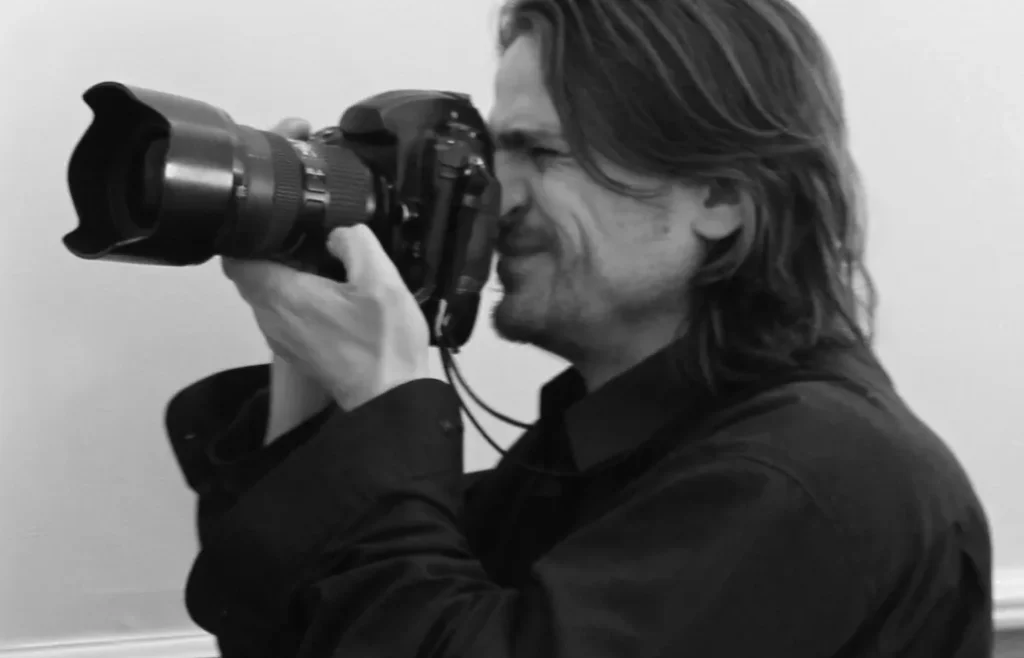 Fotoreporter Adam Chełstowski zmarł w centrum Warszawy: co się stało, możliwa przyczyna i reakcje środowiska