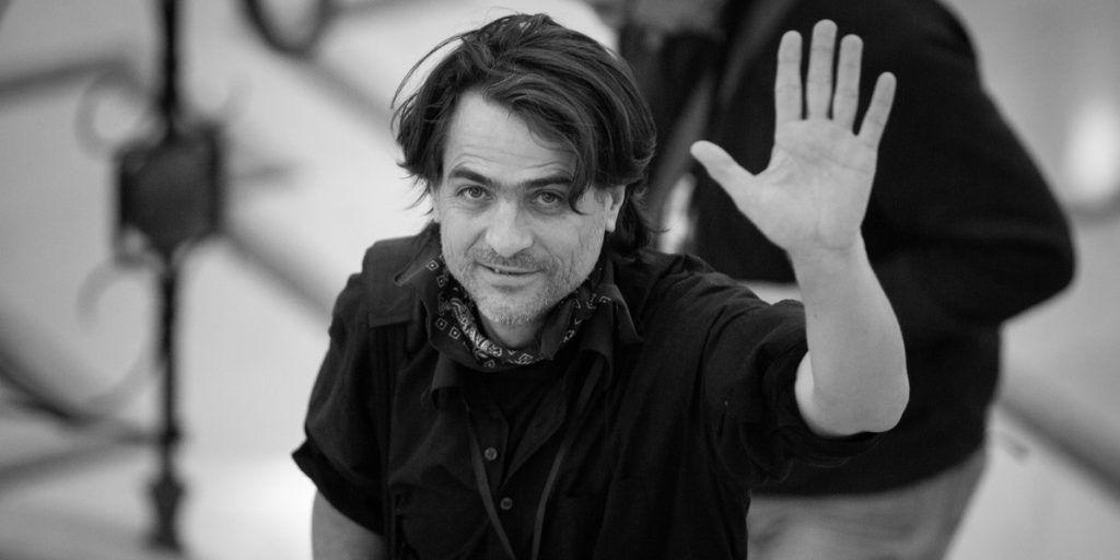 Fotoreporter Adam Chełstowski zmarł w centrum Warszawy: co się stało, możliwa przyczyna i reakcje środowiska Fotoreporter Adam Chełstowski zmarł w centrum Warszawy: co się stało, możliwa przyczyna i reakcje środowiska