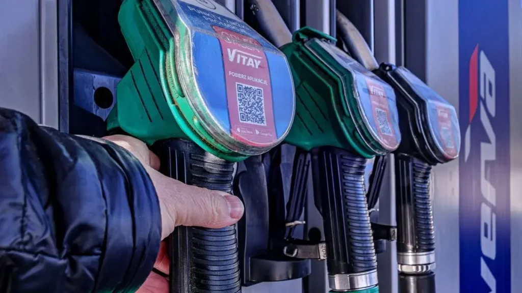 Akcja na paliwo na Orlen. Koncern obniża marże – eksperci tłumaczą skutki