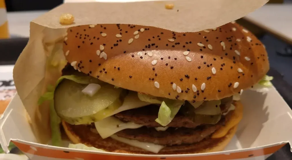 Nowy burger McDonald’s podbija Polskę. Ile kosztuje Big Arch i co w nim jest. Sprawdzamy cenę