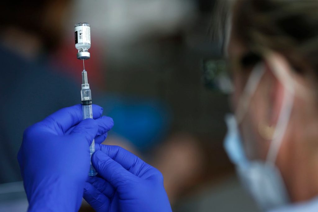 Rzadkie powikłanie po szczepionce przeciw COVID-19. Naukowcy wyjaśnili, skąd się bierze