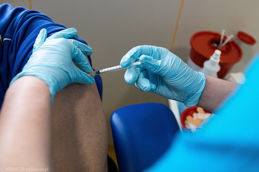 Rzadkie powikłanie po szczepionce przeciw COVID-19. Naukowcy wyjaśnili, skąd się bierze