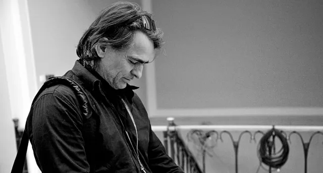 Fotoreporter Adam Chełstowski zmarł w centrum Warszawy: co się stało, możliwa przyczyna i reakcje środowiska