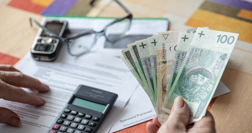 Ile trzeba zarabiać, aby dostać emeryturę 4000 euro? Wyliczenia dla Polski