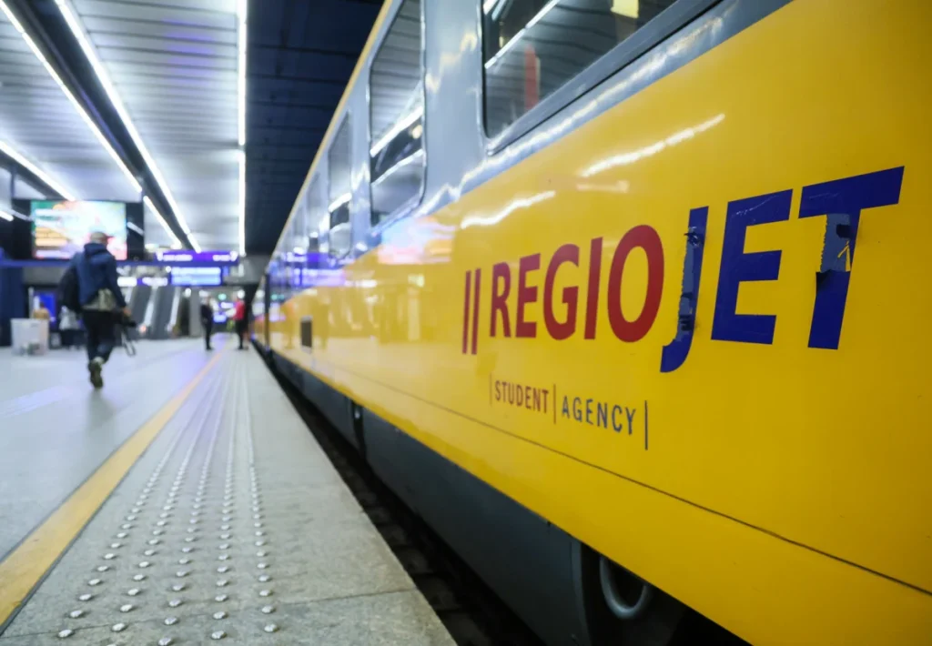 Czeski przewoźnik RegioJet kończy działalność w Polsce: przyczyny i skutki