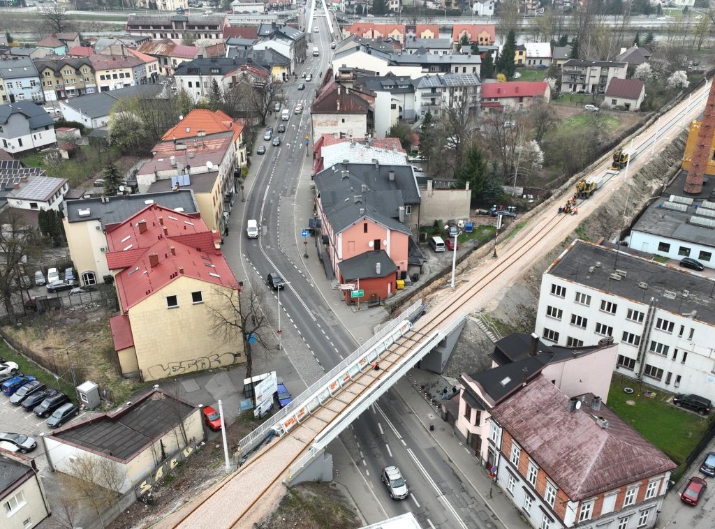 Pociągiem szybciej w Beskidy – modernizacja linii kolejowej coraz bliżej końca