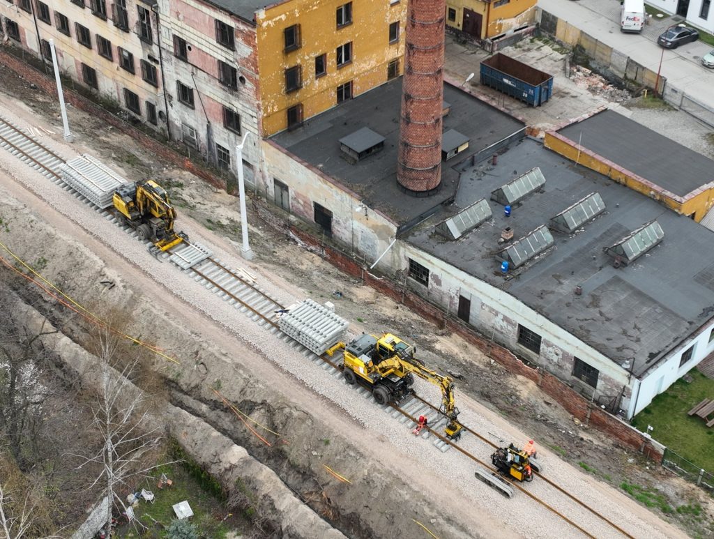 Pociągiem szybciej w Beskidy – modernizacja linii kolejowej coraz bliżej końca