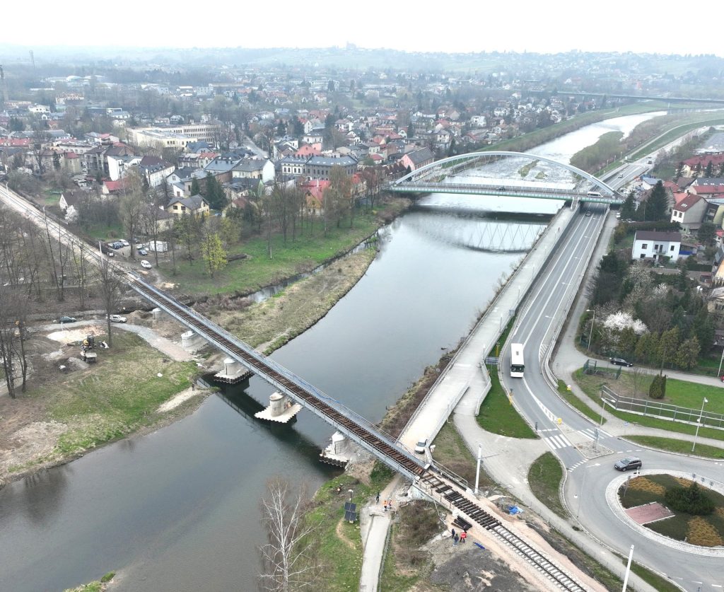 Pociągiem szybciej w Beskidy – modernizacja linii kolejowej coraz bliżej końca