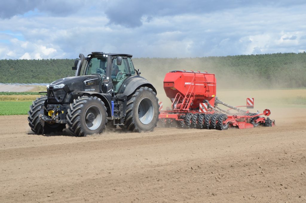 Ile zarabia operator kombajnu za granicą? Niemcy, Dania, Australia. Najlepsze oferty pracy dla operatorów maszyn rolniczych w Europie