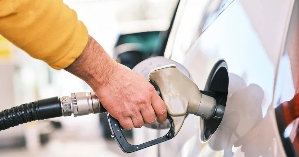 Ceny paliw w Polsce rosną przed majówką – prognozy ekspertów