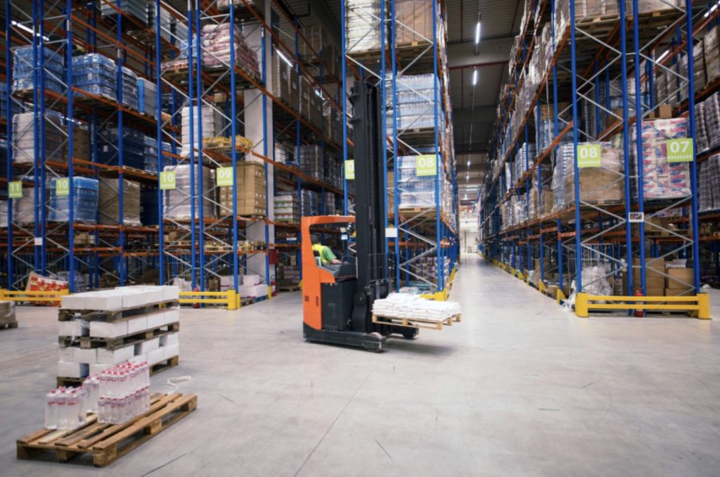 Jak maksymalnie wykorzystać bardzo wysoką przestrzeń magazynową i zadbać o bezpieczeństwo składowania