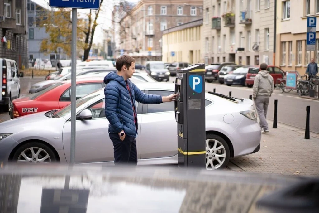 Parkometry bez gotówki w Polsce – czy to legalne i co grozi kierowcom?