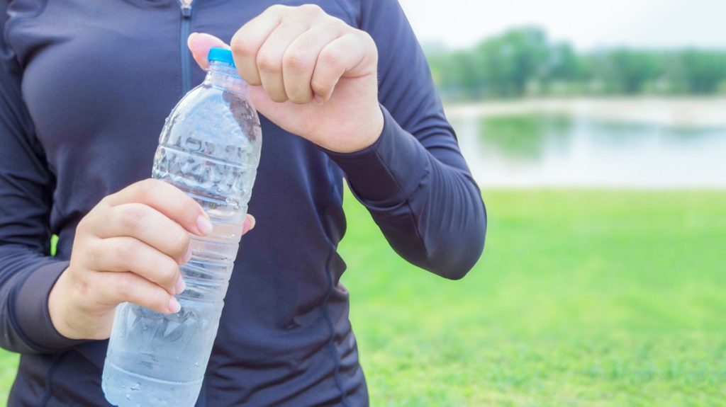 Gazowana czy niegazowana: którą wodę lepiej pić – wyniki badań