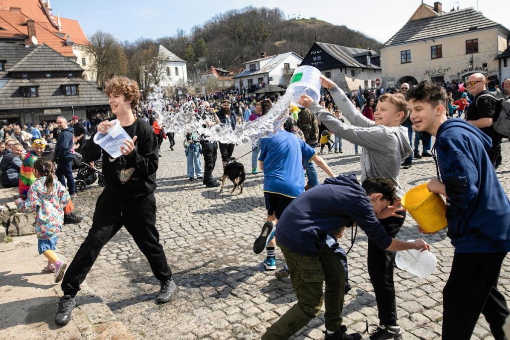 Czego nie robić w lany poniedziałek? Uwaga na mandaty 2026 Czego nie robić w lany poniedziałek? Uwaga na mandaty 2026