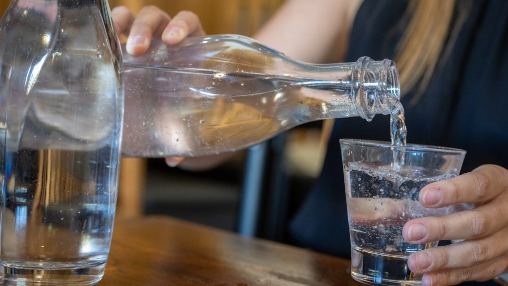 Gazowana czy niegazowana: którą wodę lepiej pić – wyniki badań