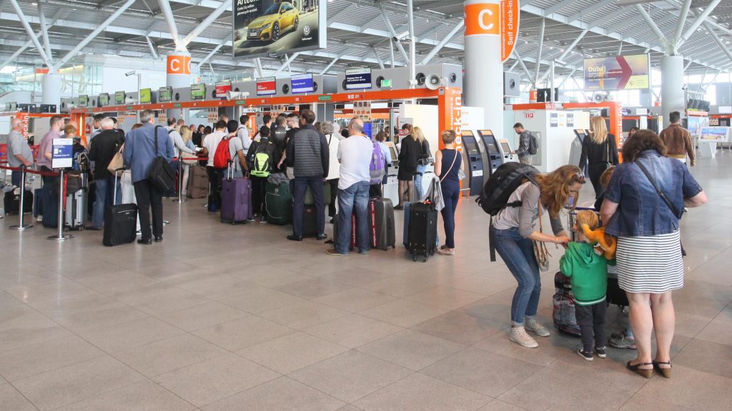 EES paraliżuje lotniska. Ryanair chce zawieszenia systemu przed wakacjami