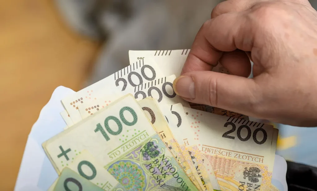 Wyższe emerytury i pensje w 2027 r. Nowe propozycje na stole 