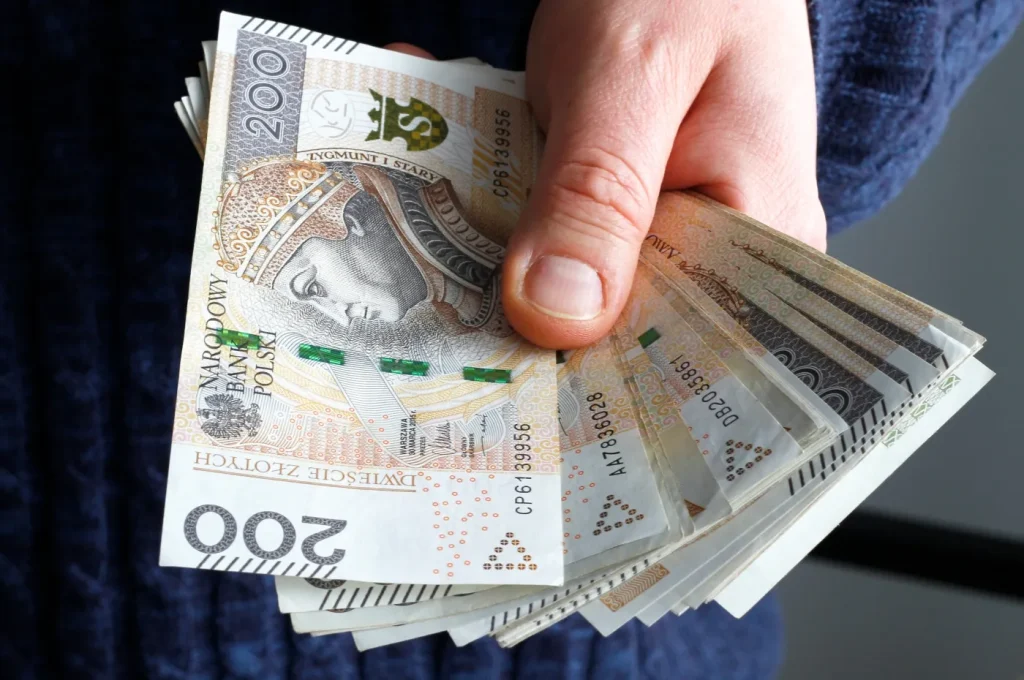 Zarobki lekarzy w Polsce: ilu medyków naprawdę zarabia ponad 100 tys. zł miesięcznie