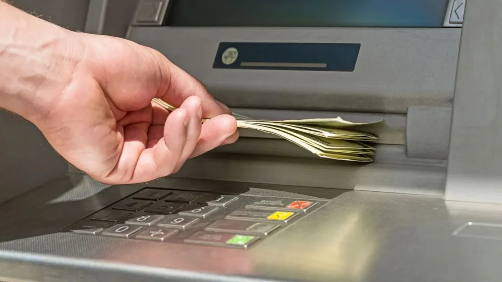 Złodzieje znów polują przy bankomatach. Tak działa metoda „na kolec”