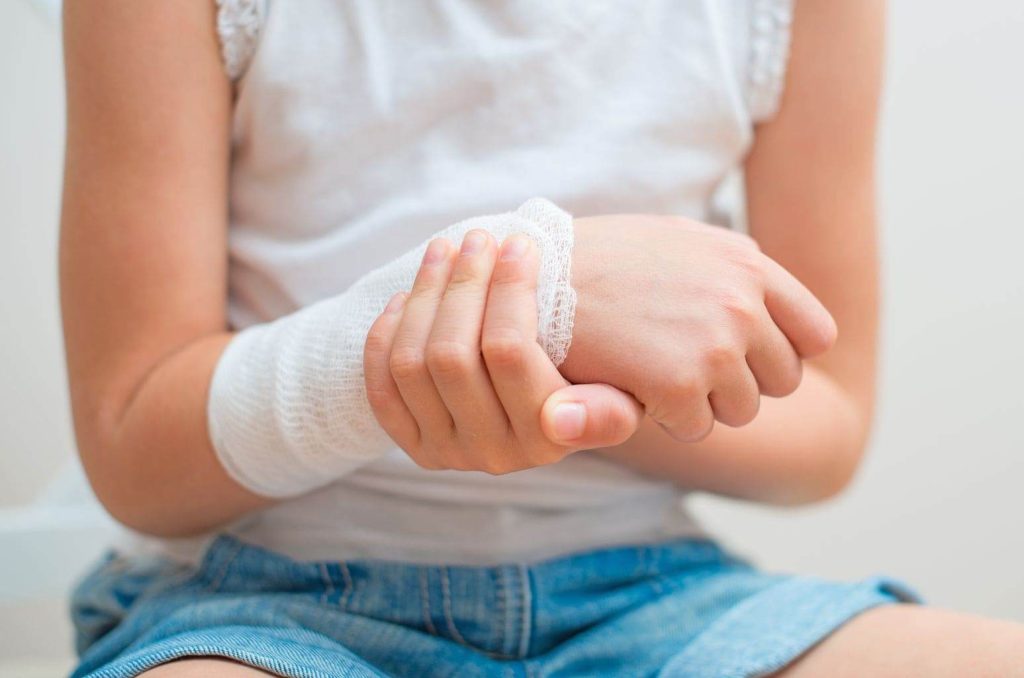 Witaminy i minerały na mocne kości — jak odżywiać się po złamaniu