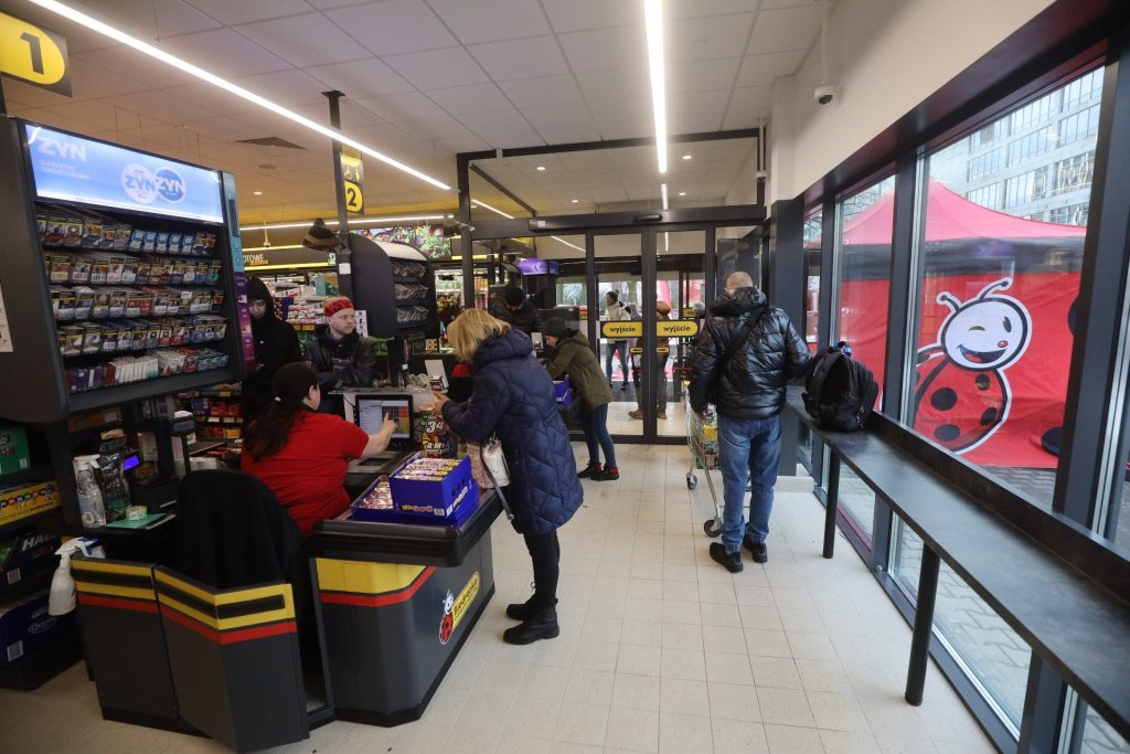 Ile zarabia kasjerka w Biedronce 2026? Kwoty brutto i netto