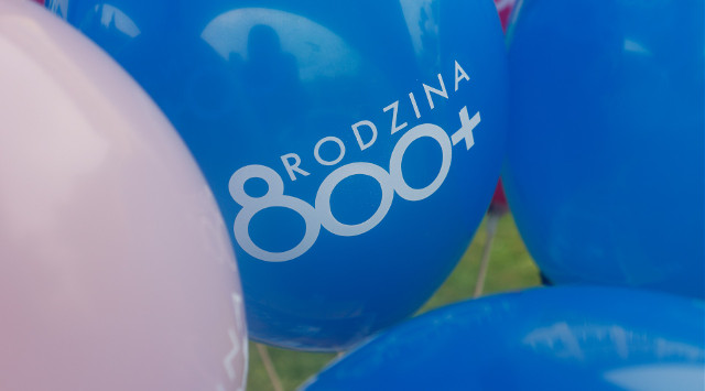 Zmiany w wypłatach 800 plus. Rząd szykuje automatyczne przedłużanie świadczenia