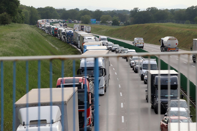 Granica Polska–Niemcy sparaliżowana. Kontrole i święto utrudniają ruch Granica Polska–Niemcy sparaliżowana. Kontrole i święto utrudniają ruch