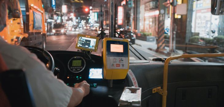 Ile zarabia kierowca autobusu w Polsce 2026? Stawki brutto i netto Ile zarabia kierowca autobusu w Polsce 2026? Stawki brutto i netto