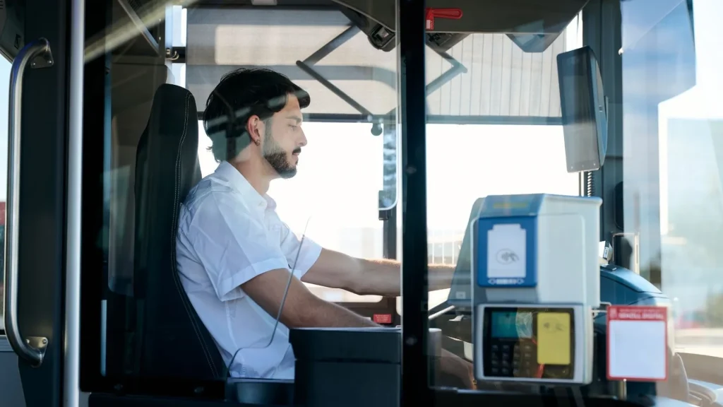 Ile zarabia kierowca autobusu w Polsce 2026? Stawki brutto i netto