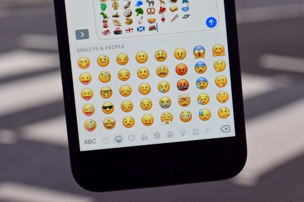 Co oznacza emoji 💀 i dlaczego młodzi używają go zamiast śmiechu
