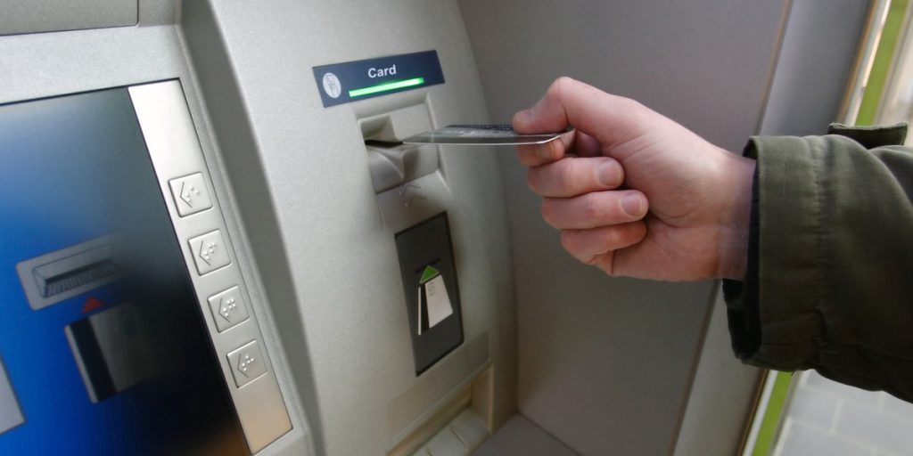 Złodzieje znów polują przy bankomatach. Tak działa metoda „na kolec”