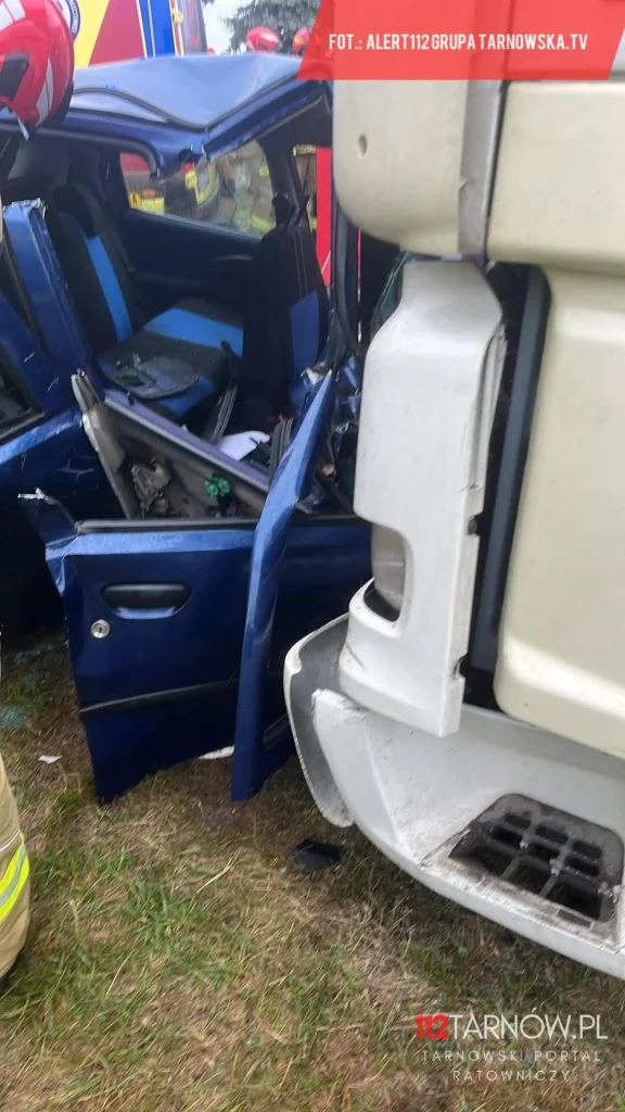 Tragedia pod Tarnowem. Fiat Punto uderzył w ciężarówkę, zginęło trzech mężczyzn