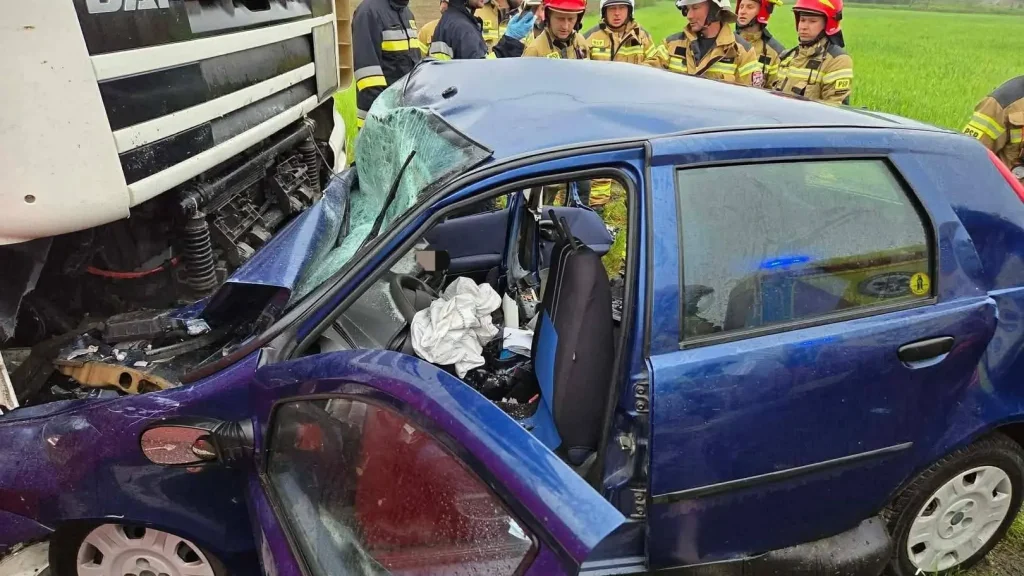 Tragedia pod Tarnowem. Fiat Punto uderzył w ciężarówkę, zginęło trzech mężczyzn