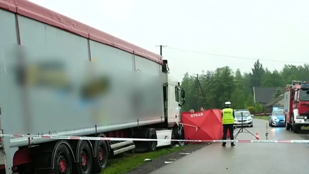 Tragedia pod Tarnowem. Fiat Punto uderzył w ciężarówkę, zginęło trzech mężczyzn