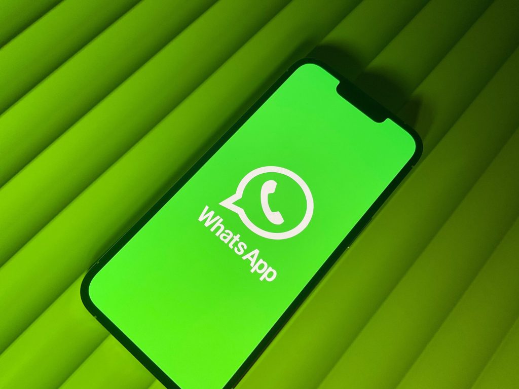 WhatsApp testuje wiadomości „burn after reading”. Co się zmieni?