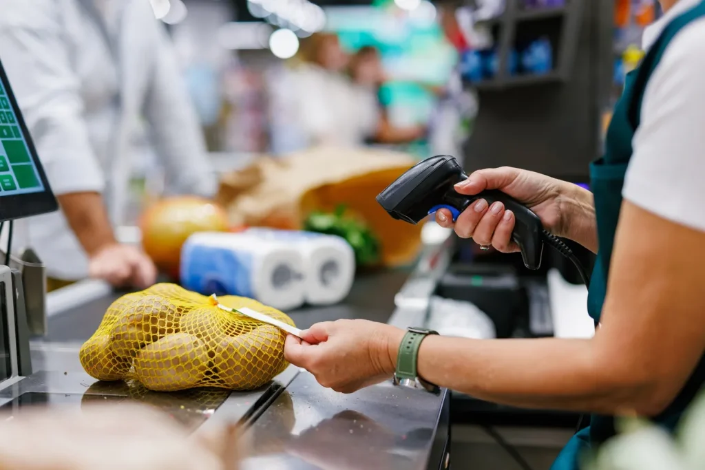 Ile zarabia kasjerka w Biedronce 2026? Kwoty brutto i netto
