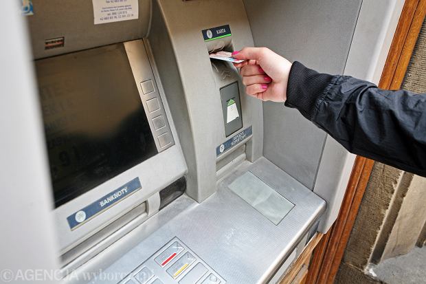 Złodzieje znów polują przy bankomatach. Tak działa metoda „na kolec”