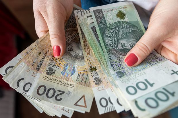 Zarobki lekarzy w Polsce: ilu medyków naprawdę zarabia ponad 100 tys. zł miesięcznie