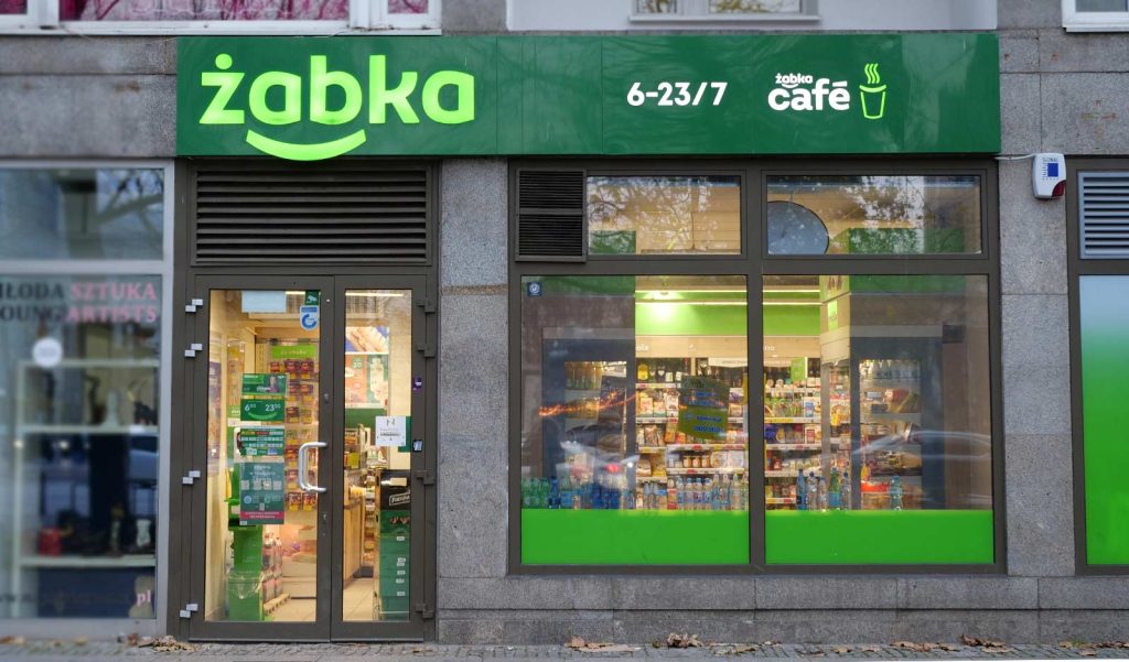 Niedziela niehandlowa 17.05.2026: gdzie zrobić szybkie zakupy i co kupić w Żabce