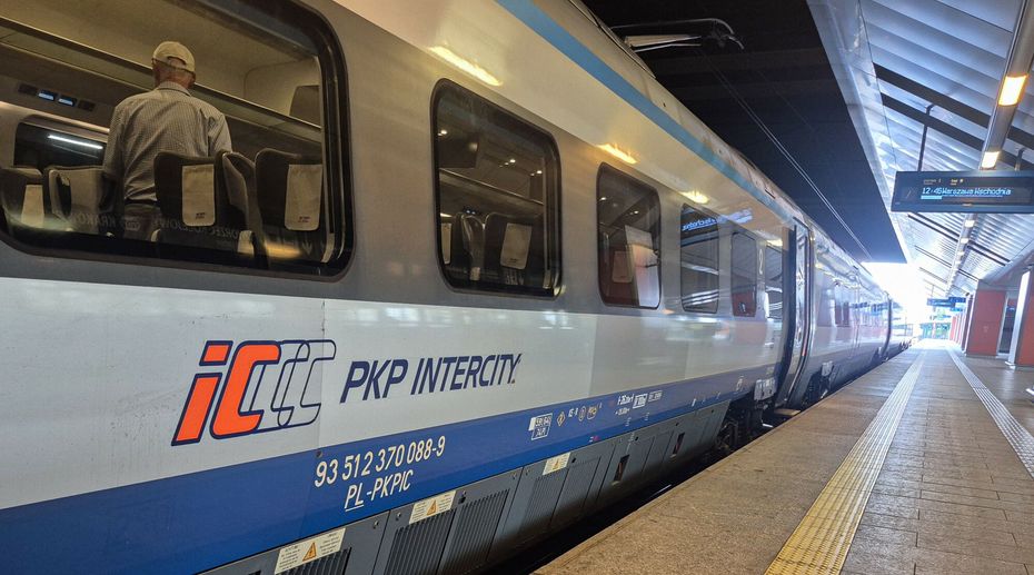 Klimatyzacja w pociągach PKP Intercity: pasażerowie skarżą się na upał i opóźnienia