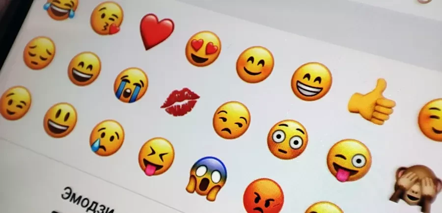 Co oznacza emoji 🥵: znaczenie buźki czerwonej