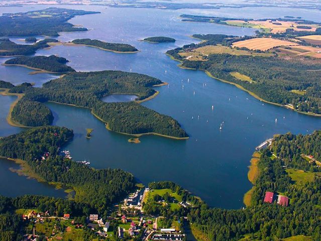 Wakacje 2026 na Mazurach: gdzie się zatrzymać
