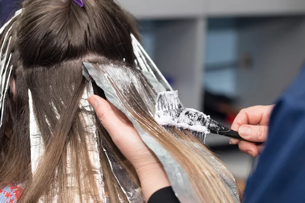 Błędy podczas farbowania włosów. Te nawyki mogą zniszczyć kolor i osłabić pasma