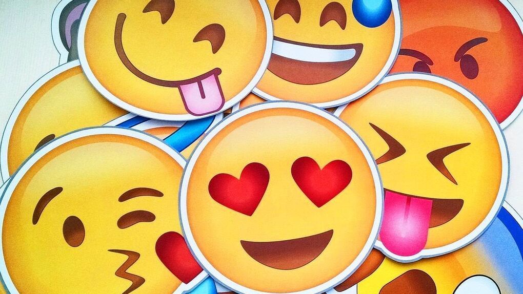 Co oznacza emoji 🌹: znaczenie róży