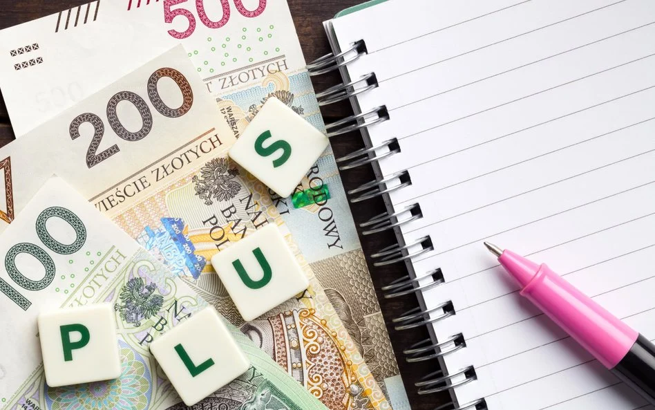 800 plus na nowy okres: jak złożyć wniosek i kiedy ZUS wypłaci pieniądze