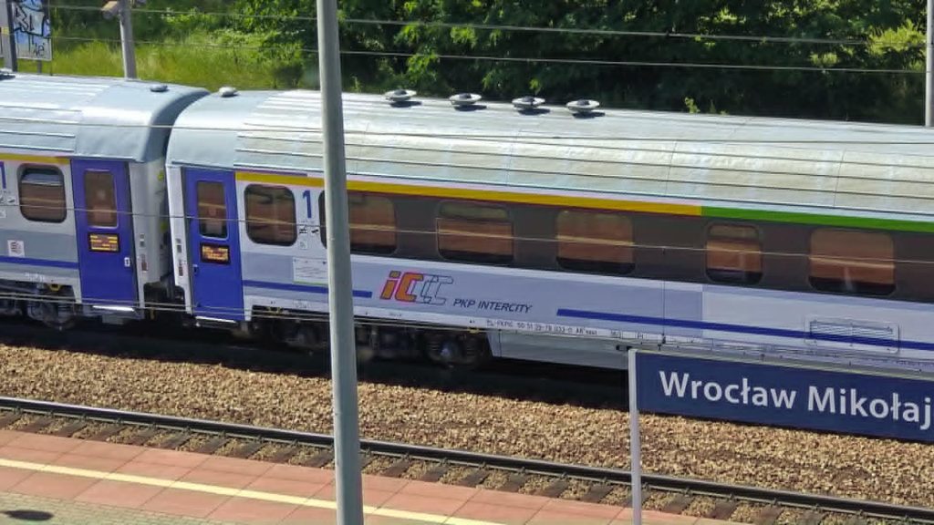 Klimatyzacja w pociągach PKP Intercity: pasażerowie skarżą się na upał i opóźnienia