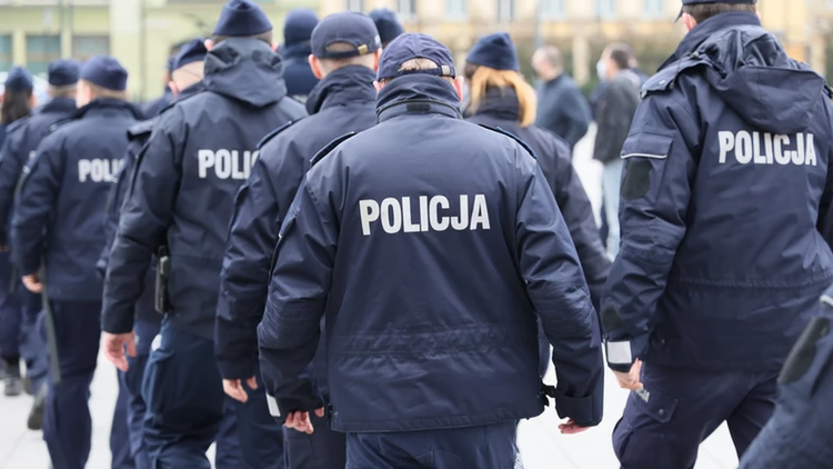 Ile zarabia policjant w Polsce 2026