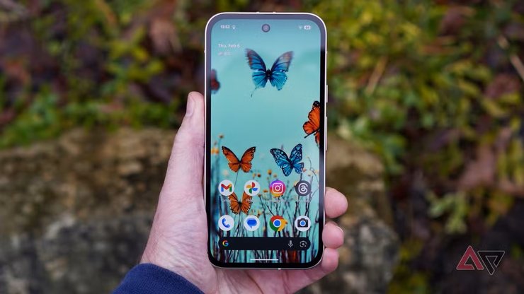 Asystenci AI w telefonach pod lupą UE. Nowe zasady mogą zmienić Androida i iPhone’a