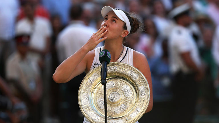 Linda Noskova wygrała Wimbledon, ale musiała oddać puchar. Oto powód Linda Noskova wygrała Wimbledon, ale musiała oddać puchar. Oto powód
