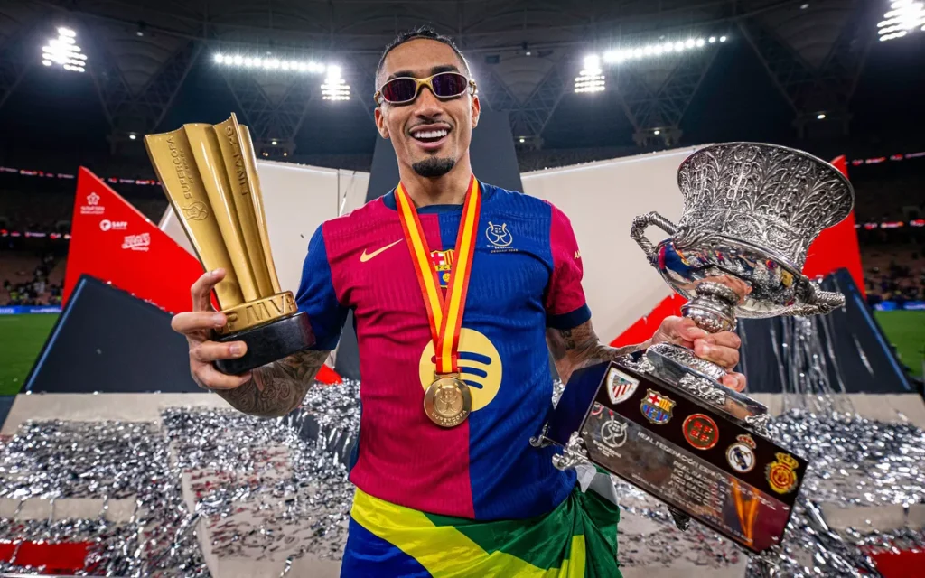 Mundo Deportivo: Hansi Flick chce odzyskać Raphinhę. Barcelona ma plan na sezon 2026/27